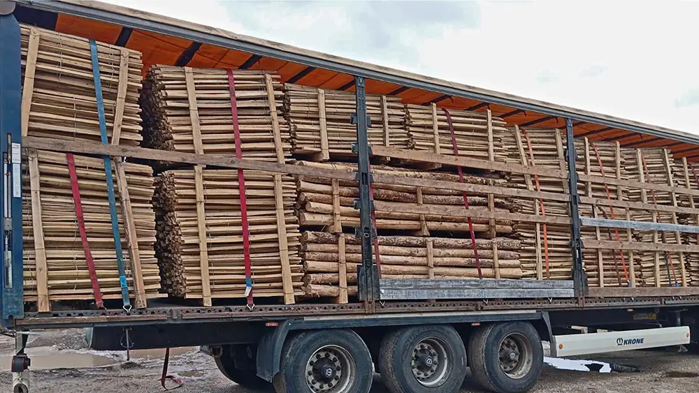 LKW-Ladung mit Rollzäunen/Staketenzäunen aus Robinie