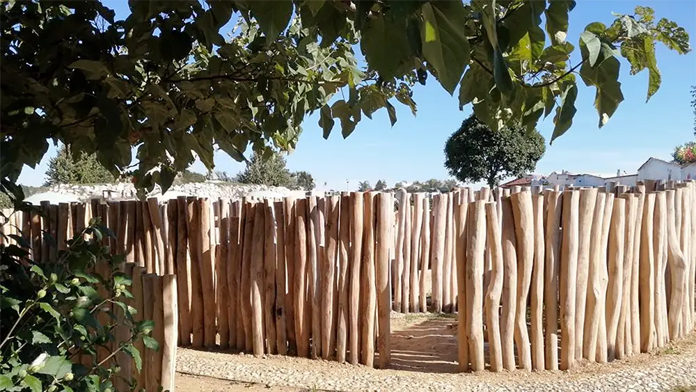 Rundholz Palisadenzaun
