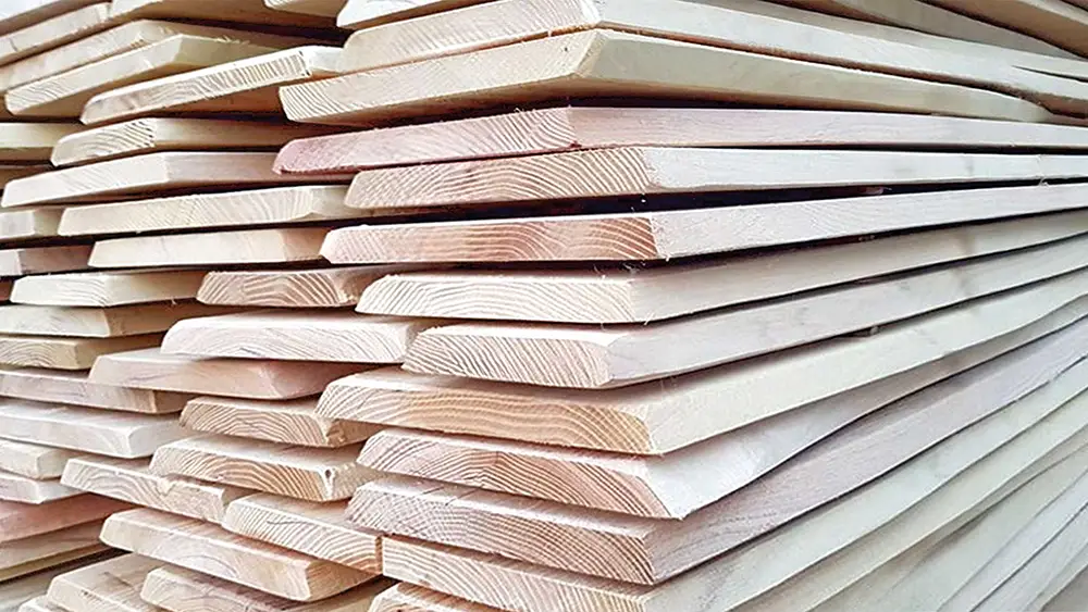 unbesäumtes Schnittholz aus Robinie