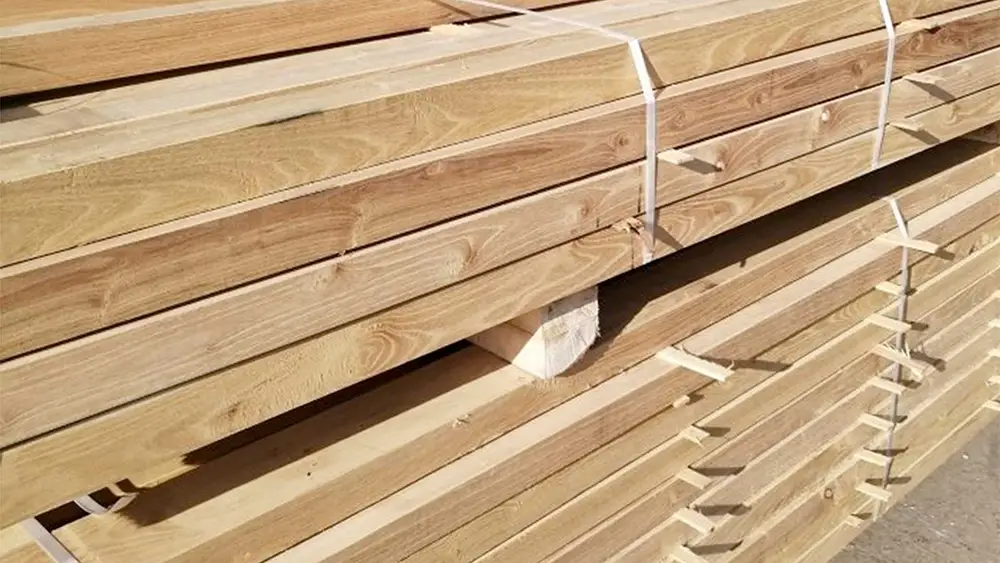 gesägtes Kantholz aus Robinie