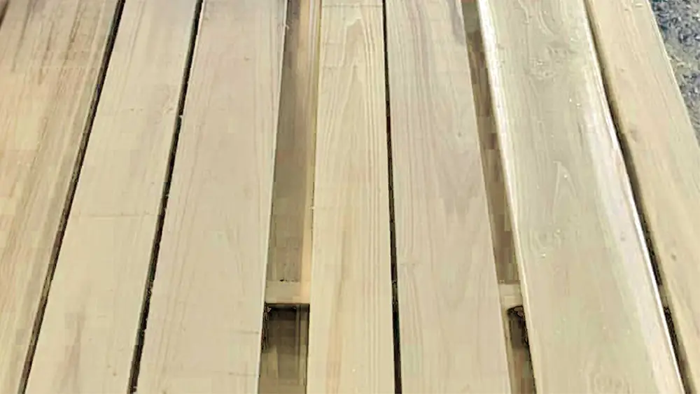 Schnittholz aus Robinie, fallende Breiten