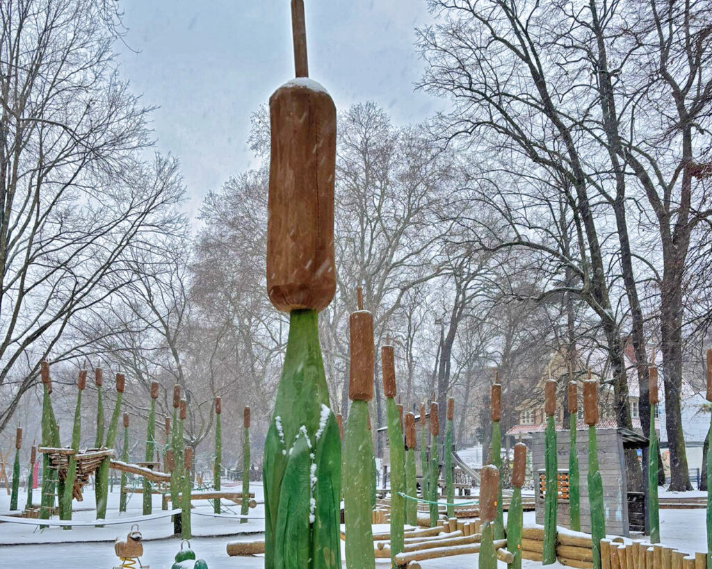 Naturspielplatz Binsen Robinie mit Farbe