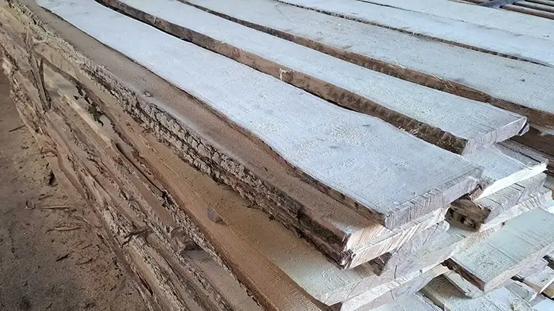 Bretter Schnittholz Robinie mit Rinde