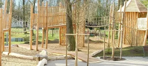 Q Timber Robinienholz Spielplatz Robinie Rundholz entsplintet Robinienrundholz